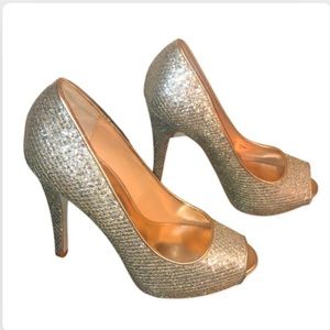 Gorgeous Gold “Humbie” pumps by Badgley Mischka